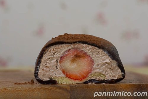 雪苺娘（チョコ）【ヤマザキ】断面の写真