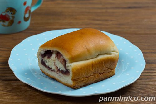 ずっしりあんブレッド【ヤマザキ】斜めから撮った写真