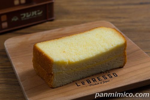 フレンチサンド　カスタード【フジパン】斜めから撮った写真