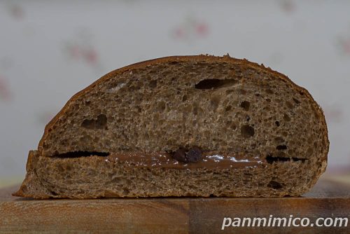 チョコブールパン（チョコチップ入りジャンドゥーヤチョコクリーム）【ヤマザキ】断面の写真