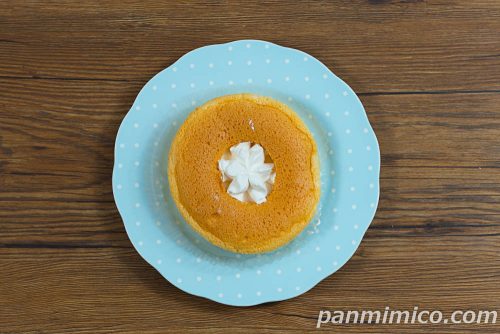 クリームシフォン（ホイップ＆カスタード）【ファミリーマート】上から撮った写真