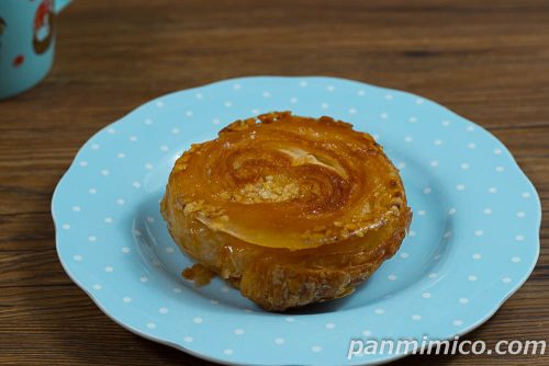 ヘーゼルナッツのクイニーアマン【ファミリーマート】斜めから撮った写真