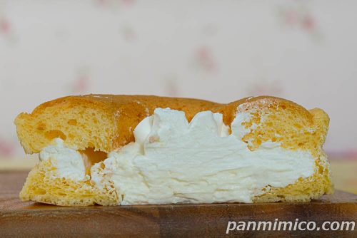 クリームシフォン（ホイップ＆カスタード）【ファミリーマート】断面の写真