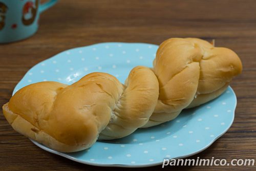 北海道練乳サンド【ファミリーマート】斜めから撮った写真