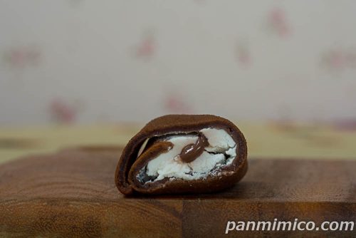 チョコクリーム＆ホイップロール【ヤマザキ】断面の写真