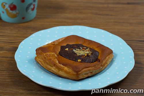 ショコラアーモンドデニッシュ【Pasco】斜めから撮った写真