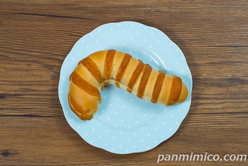 ねこのしっぽみたいなパン　キャラメルホイップ【セブンイレブン】上から撮った写真