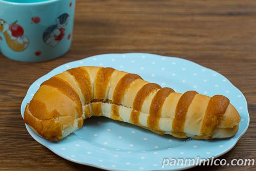 ねこのしっぽみたいなパン　キャラメルホイップ【セブンイレブン】斜めから撮った写真