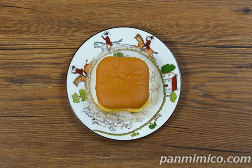 7プレミアム ダブルクリームスフレ(ホイップ&カスタード)【セブンイレブン】上から撮った写真