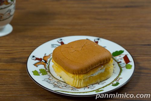 7プレミアム ダブルクリームスフレ(ホイップ&カスタード)【セブンイレブン】斜めから撮った写真