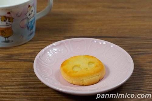 こねこまんじゅう　ミルクあん入り（2個入）【ファミリーマート】斜めから撮った写真