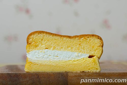 7プレミアム ダブルクリームスフレ(ホイップ&カスタード)【セブンイレブン】断面の写真