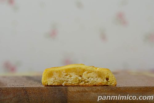 こねこまんじゅう　ミルクあん入り（2個入）【ファミリーマート】断面の写真