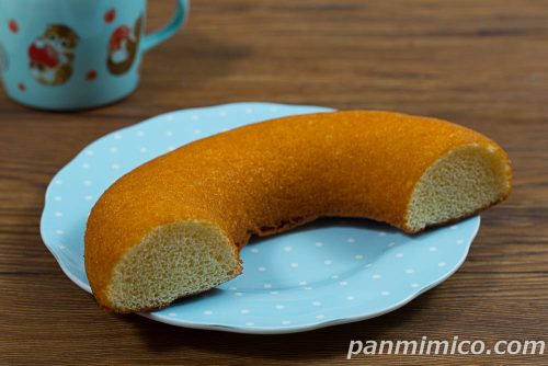 牛乳仕込みのシフォンケーキ【ヤマザキ】斜めから撮った写真