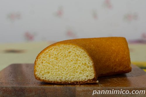 牛乳仕込みのシフォンケーキ【ヤマザキ】断面の写真