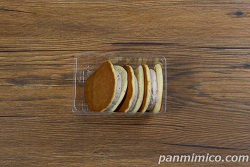 パンケーキ（北海道産小豆の粒あんホイップ）3個入【ローソン】上から撮った写真