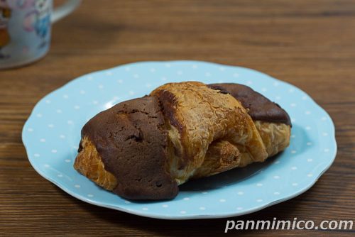 クロッキー（チョコクリーム）【ファミリーマート】斜めから撮った写真