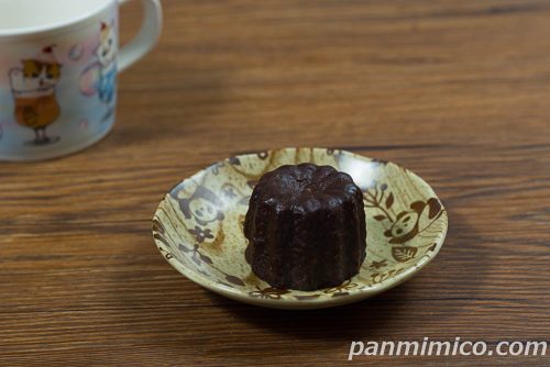 生カヌレ(チョコホイップ)【ヤマザキ】斜めから撮った写真