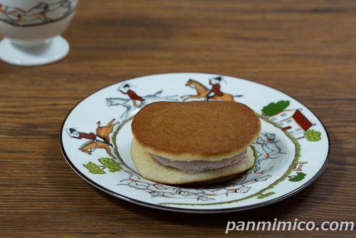 パンケーキ（北海道産小豆の粒あんホイップ）3個入【ローソン】斜めから撮った写真