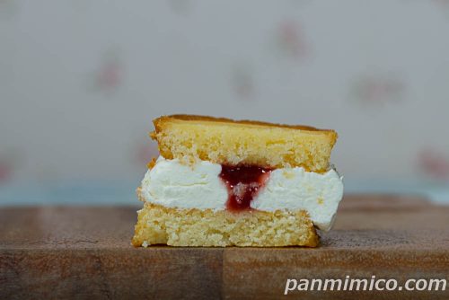いちごのバターサンド【ローソン】断面の写真