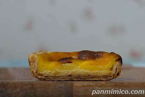 とろサクエッグタルト【ローソン】断面の写真