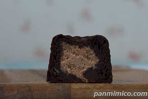 生カヌレ(チョコホイップ)【ヤマザキ】断面の写真