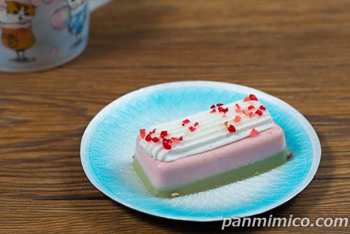 苺と抹茶のムース【ローソン】斜めから撮った写真