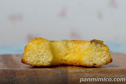 おいものベイクドリング【セブンイレブン】断面の写真