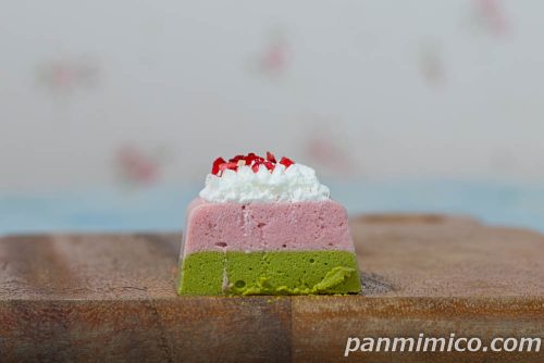 苺と抹茶のムース【ローソン】断面の写真