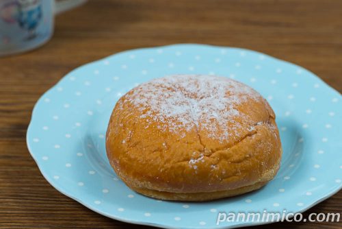 たっぷりあんホイップドーナツ【ヤマザキ】斜めから撮った写真