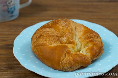 特濃ミルククロワッサン【ヤマザキ】斜めから撮った写真