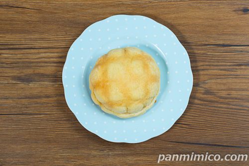 特濃チーズメロンパン（チーズホイップ）【ヤマザキ】上から撮った写真