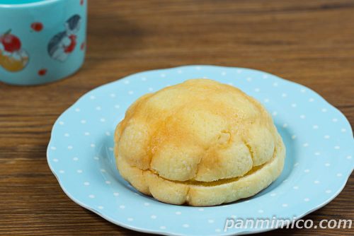 特濃チーズメロンパン（チーズホイップ）【ヤマザキ】斜めから撮った写真