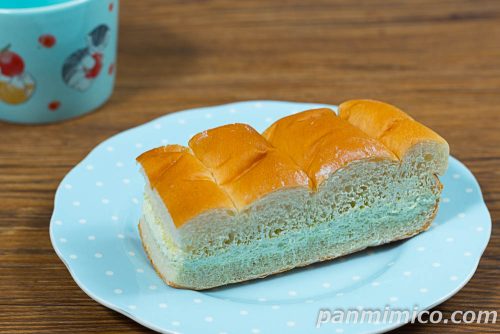 ホイップたっぷり 牛乳パン クラウンメロン【Pasco】斜めから撮った写真