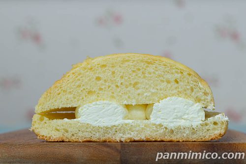 特濃チーズメロンパン（チーズホイップ）【ヤマザキ】断面の写真