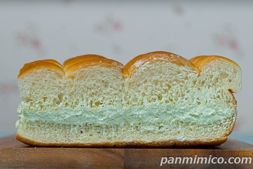 ホイップたっぷり 牛乳パン クラウンメロン【Pasco】断面の写真