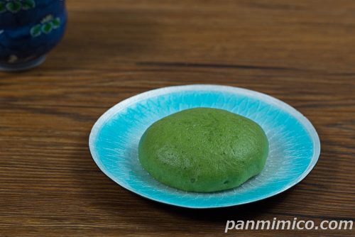 よもぎまん(3個入)つぶあん【ヤマザキ】斜めから撮った写真