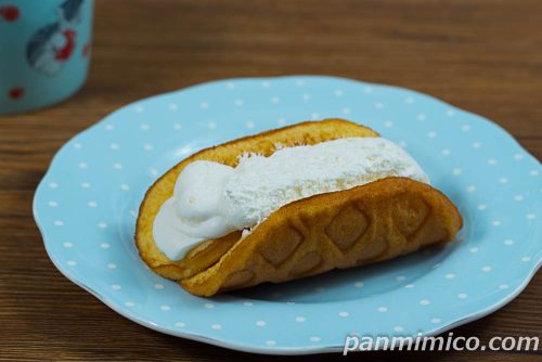 クリームほおばるワッフル【ヤマザキ】斜めから撮った写真