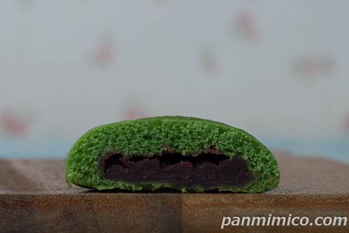 よもぎまん(3個入)つぶあん【ヤマザキ】断面の写真