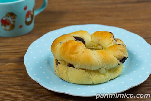 チョコホイップのブリオッシュ【ローソン】斜めから撮った写真