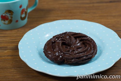 ブラックサンダー　クッキードーナツ【ファミリーマート】斜めから撮った写真