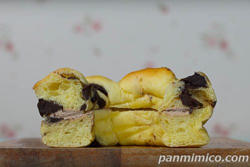 チョコホイップのブリオッシュ【ローソン】断面の写真