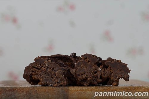 ブラックサンダー　クッキードーナツ【ファミリーマート】断面の写真