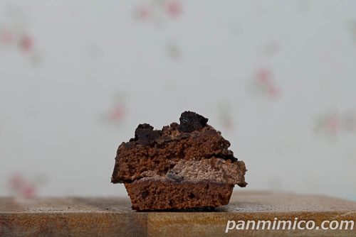 ブラックサンダー　ザクザクチョコクッキーサンド【ファミリーマート】断面の写真