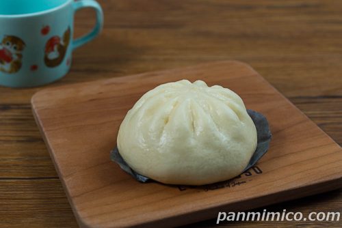 ぶっ濃い濃厚ソース焼そばまん（日清焼そばU.F.O.監修）【ヤマザキ】斜めから撮った写真