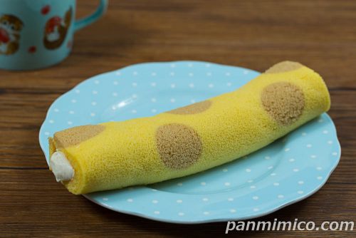 ロールちゃん(プリン風味クリーム)【ヤマザキ】斜めから撮った写真