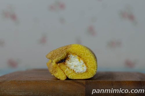 ロールちゃん(プリン風味クリーム)【ヤマザキ】断面の写真