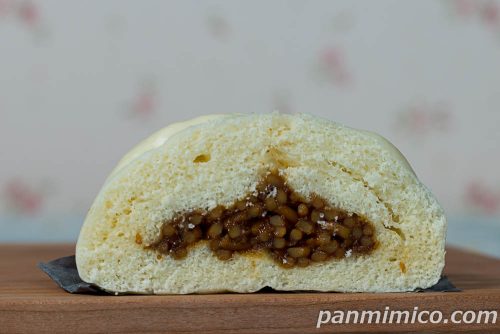 ぶっ濃い濃厚ソース焼そばまん（日清焼そばU.F.O.監修）【ヤマザキ】断面の写真