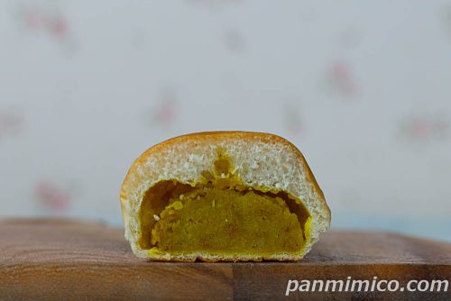 薄皮カレーコロッケぱん（4個入）CoCo壱番屋監修【ヤマザキ】断面の写真