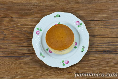 春どら（つぶあん入り桜もち＆いちごホイップ）【ヤマザキ】上から撮った写真